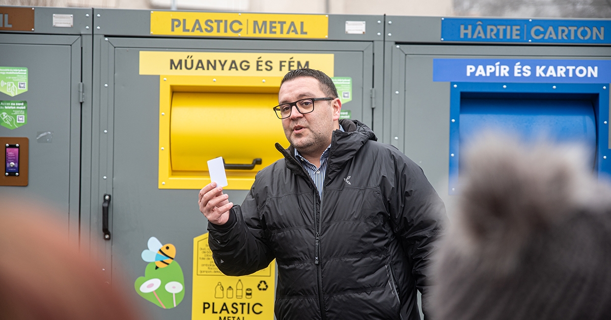 Kártyával vagy telefonos applikációval nyíló okoskukák Csíkszeredában